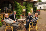 Lekker op het terras... wachten op de huifkar!
