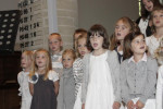 de kinderen zingen eerst een aantal nummers alleen............,