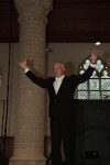 Ab dirigeert de eerste samenzang........